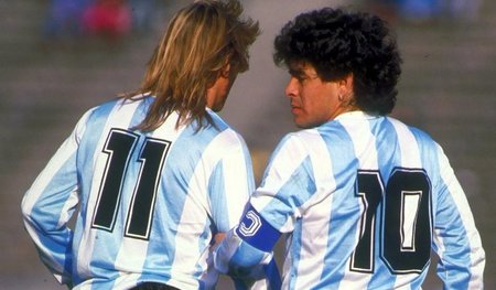 Mit viel Körperkontakt: Diego Maradona (r.) und Claudio Caniggia...