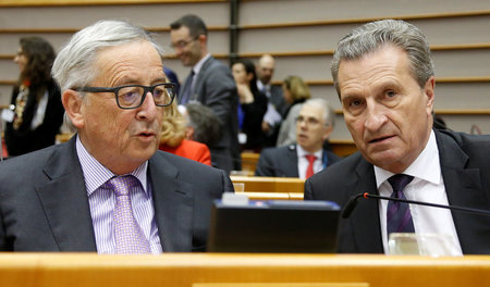 EU-Kommissionspräsident Jean-Claude Juncker (l.) und Haushaltsko...