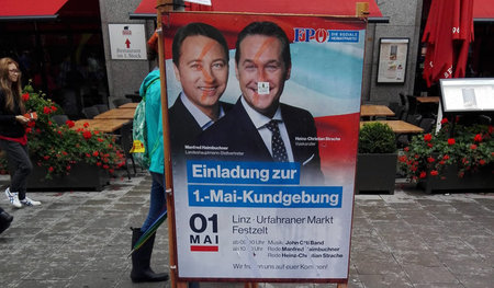 Papiertiger: FPÖ- unter CSU-Plakat, München