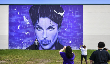 Fans der Popikone Prince fotografieren sich am 21. April 2017 in...