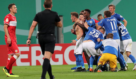 Spott für die Oberklasse: Hansa Rostock feiert Mirnes Pepic (nac...