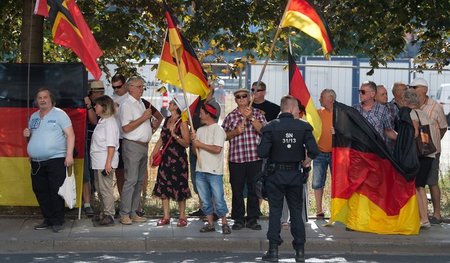 Guter Draht zur Polizei: Pegida-Aufmarsch am 16. August in Dresd...