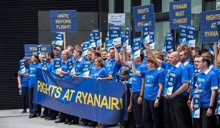 Zum ersten Mal will das Ryanair-Kabinenpersonal in Deutschland s...