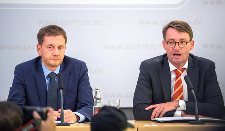 Sachsens Innenminister Roland Wöller (r.) und Ministerpräsident ...