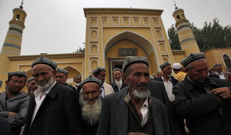 Uiguren 2013 vor der Id-Kah-Moschee in Kaschgar