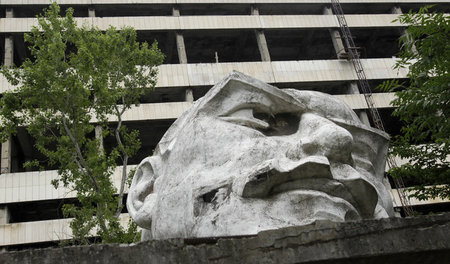 Apropos Buchmesse-Gastland: Lenin-Denkmal vor verlassener Sowjet...