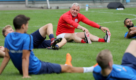 So lässig sah es noch im Juni aus: Trainingsauftakt bei Hansa mi...