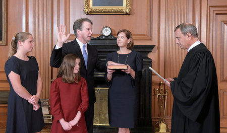 Richter Brett Kavanaugh mit seiner Familie bei der Vereidigung a...