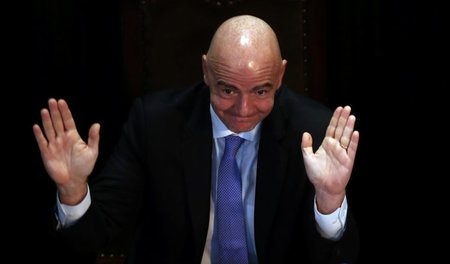 Hände hoch! Gianni Infantino in voller Pose