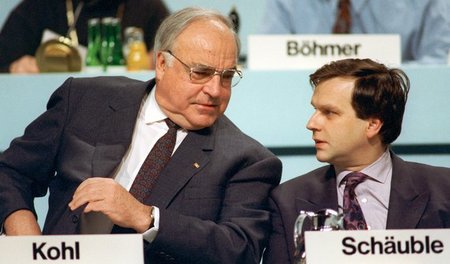 Hier heißt Günther Krause Schäuble. Helmut Kohl (l.) mit dem kur...