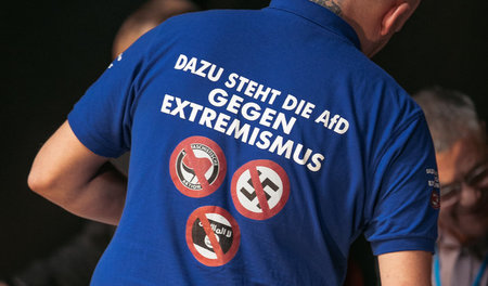 AfD-Shirt mit Verfassungsschutzterminologie auf dem sächsischen ...