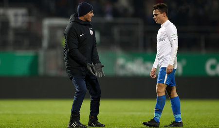 Wo sind die Eier? Rostocks Trainer Jens Härtel (l.) sucht das Te...