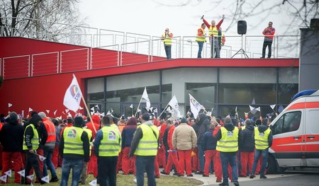 Im Arbeitskampf: Streikkundgebung vor dem Audi-Werk in Györ (18....