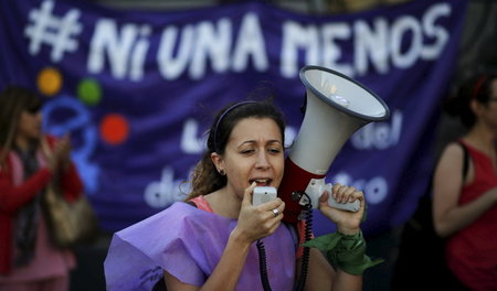 Internationale Bewegung: Protestaktion gegen Feminizide in Bueno...