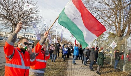 Gewerkschaftsmitglieder demonstrieren am Dienstag auf dem Werksg...