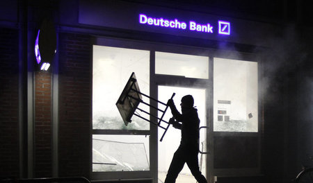 Auch eine Art Bank Run. Demonstrant bearbeitet eine Filiale der ...