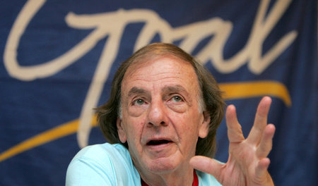 Mann mit deutlicher Handschrift: César Luis Menotti