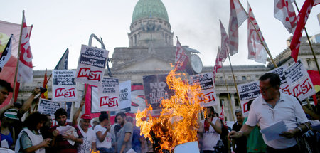 Leicht entflammbare Rechnungen: Protest gegen Zinserhöhungen in ...