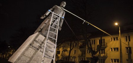 Aktivisten stürzen in der Nacht zum Donnerstag in Gdansk die Sta...