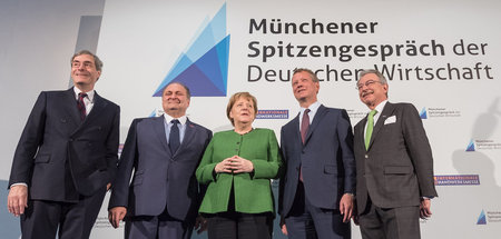 Bundeskanzlerin Angela Merkel umringt von Arbeitgeberpräsident I...