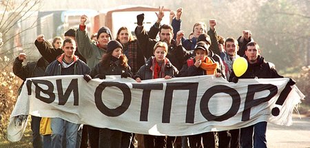 Demonstration Belgrader Studenten auf der Straße in Richtung Nov...