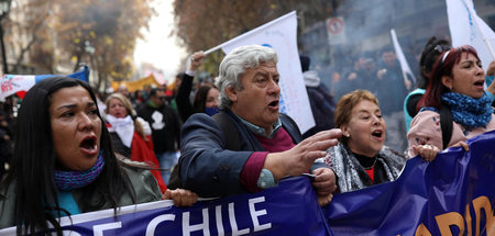 Streikende Lehrkräfte demonstrierten am 20. Juni in Santiago de ...