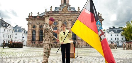 Die Fahne nehme ich: Annegret Kramp-Karrenbauer, damals Minister...