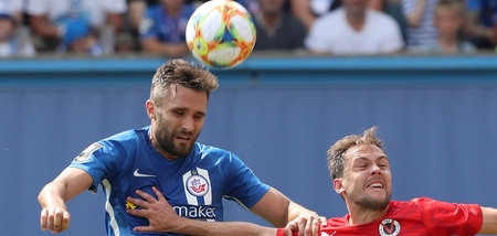 Mein Ball, dein Ball: Viktoria Kölns Steffen Lang (r.) und John ...