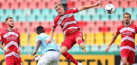 Vor leeren Sitzschalen im Jahn-Sportpark: Joakim Nilsson aus Bie...