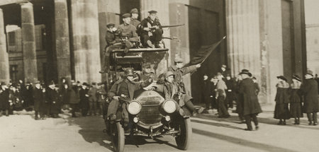 Ein Lastauto, mit revolutionären Matrosen und Soldaten besetzt, ...