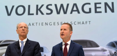 Die beiden VW-Chefs Diess (r.) und Pösch geben eine Pressekonfer...