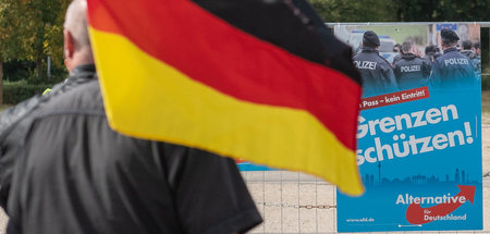 Die Grenze immer im Blick: Teilnehmer einer Demonstration der Af...