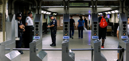 Polizeibeamte in einer Station der New Yorker U-Bahn (9.7.2016)