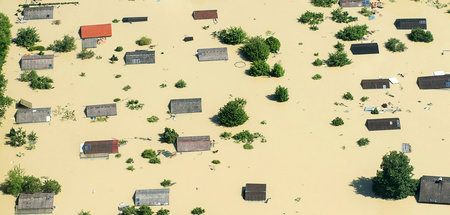 Könnten Dächer sein, die hier nahe Deggendorf aus dem Hochwasser...