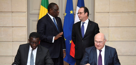 Senegals Präsident Macky Sall (links hinten) und der französisch...