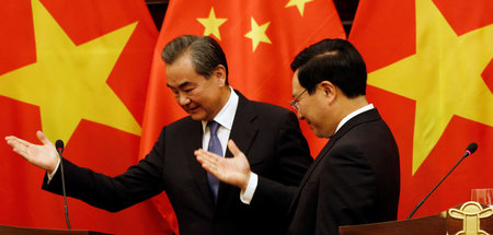 Chinas Außenminister Wang Yi (l.) und sein Amtskollege aus Vietn...