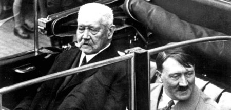 Berlin, 1. Mai 1933: Paul von Hindenburg (l.) und Adolf Hitler b...