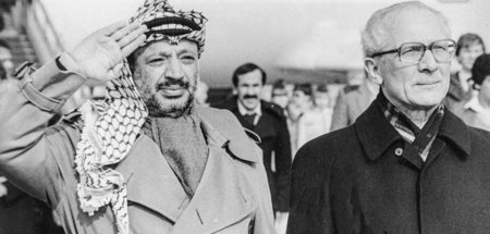 Moderierend und mäßigend: PLO-Chef Jassir Arafat wird von Erich ...