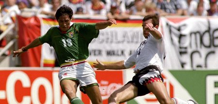 Im Fußballolymp: Boliviens William Ramallo (l.) im Duell mit dem...