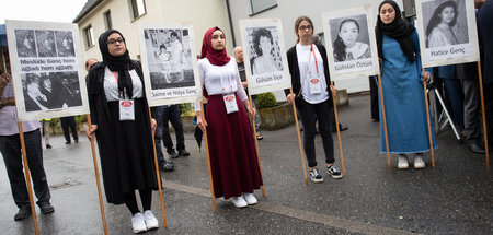 25 Jahre danach: Junge Frauen halten am Ort des Brandanschlags F...