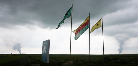 Flaggen der kurdischen YPG und YPJ in Hasaka, Nordsyrien (28.3.2...