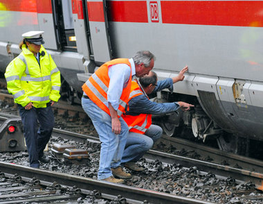 Spurensuche nach Zugentgleisung: Bahnmitarbeiter am vergangenen ...