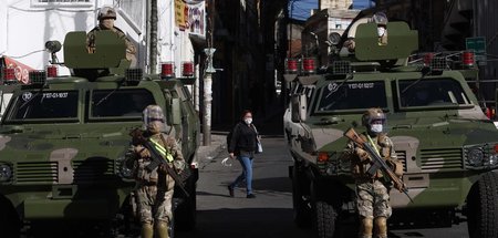 Mit Soldaten und Panzern auf der Straße versucht die Putschregie...