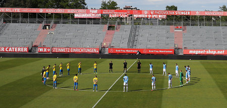 Noch kurz der Coronatoten gedenken, dann rollt der Ball wieder: ...