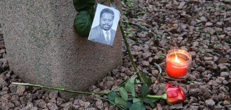 Unvergessen (am Denkmal für Alberto Adriano in Dessau)