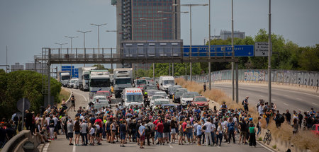 Arbeiter des Nissan-Werkes in Barcelona blockieren während eines...