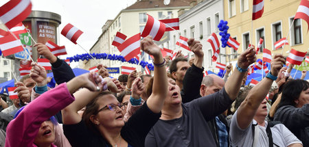 Da winkt die braune Zukunft: Eine Kundgebung der FPÖ