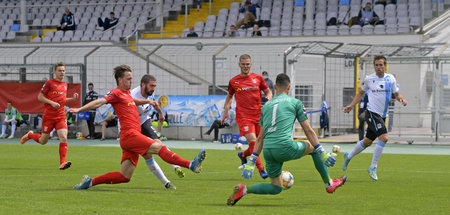 1860 Münchens Sascha Mölders (2. v. l.) schockt den HFC (21.6.20...