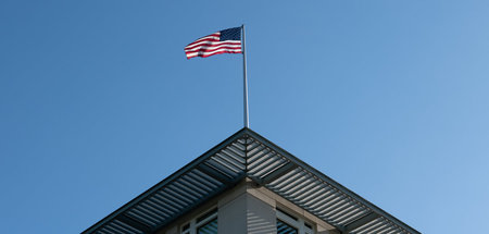 US-Fahne auf dem Dach der Botschaft in Berlin