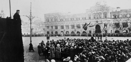 Lenin spricht am 7. November 1918 auf dem Roten Platz in Moskau ...